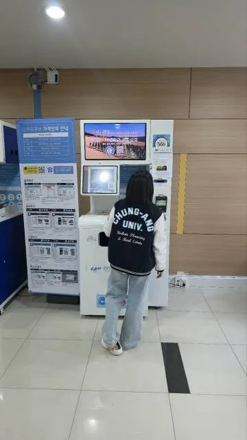 육군3사관학교 광고 콘텐츠가 키오스크 상단 디스플레이에 노출된 현장
